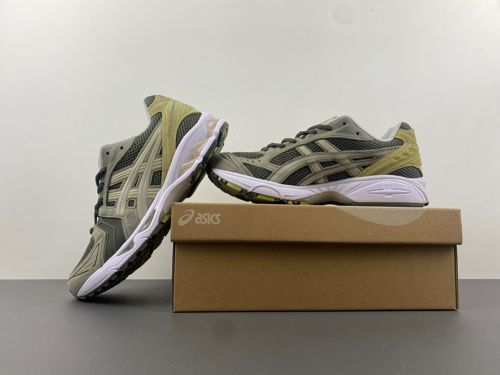 As*ic*s gel-kayano 14  1201a019-025