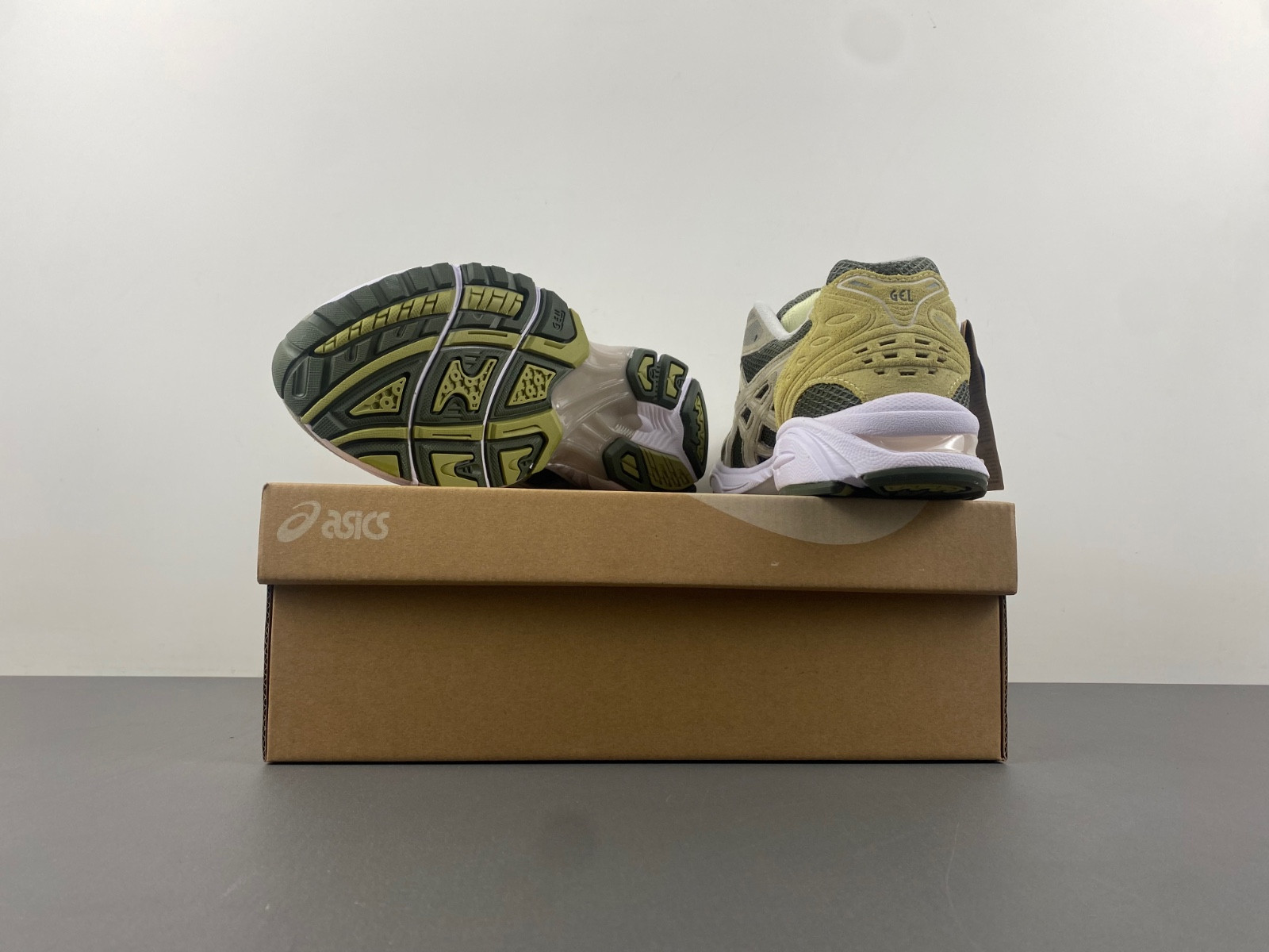 As*ic*s gel-kayano 14  1201a019-025