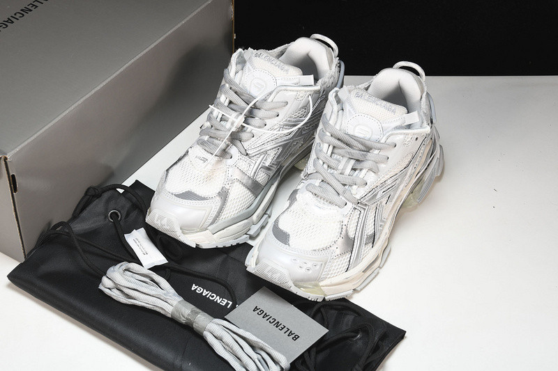 Balenciaga Runner W3RBL-8100