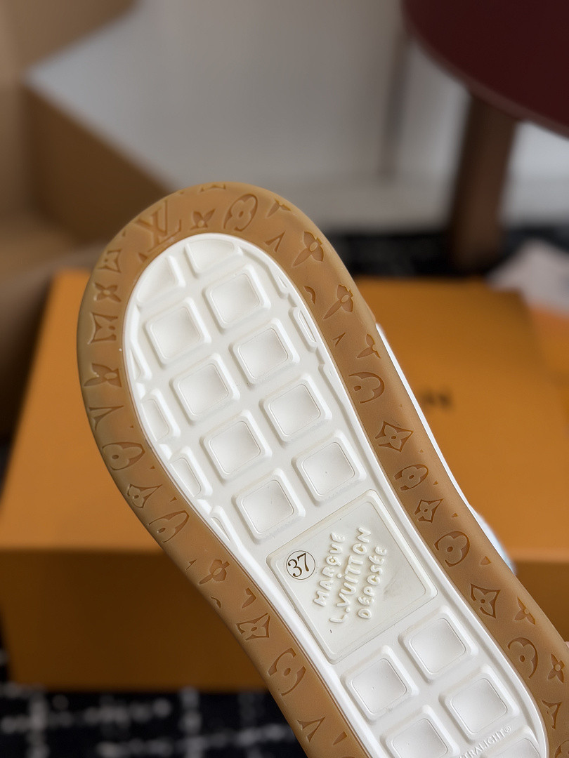 L*V TILTED Sneaker