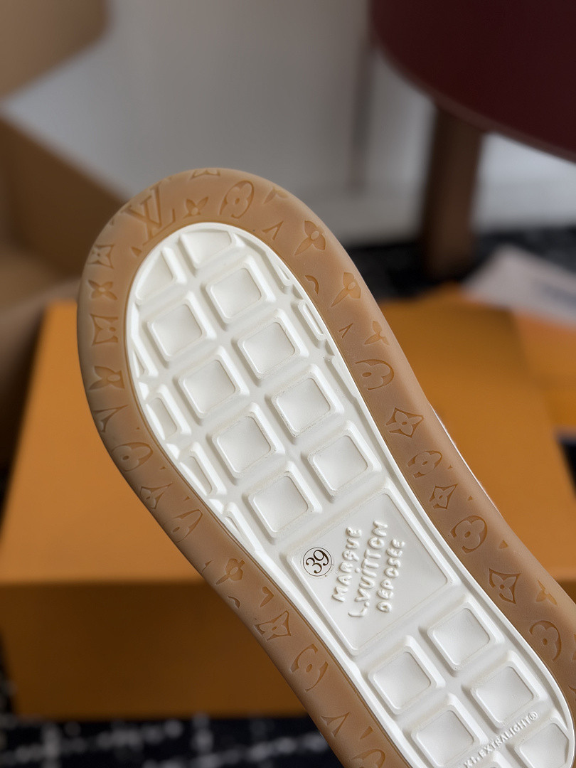 L*V TILTED Sneaker