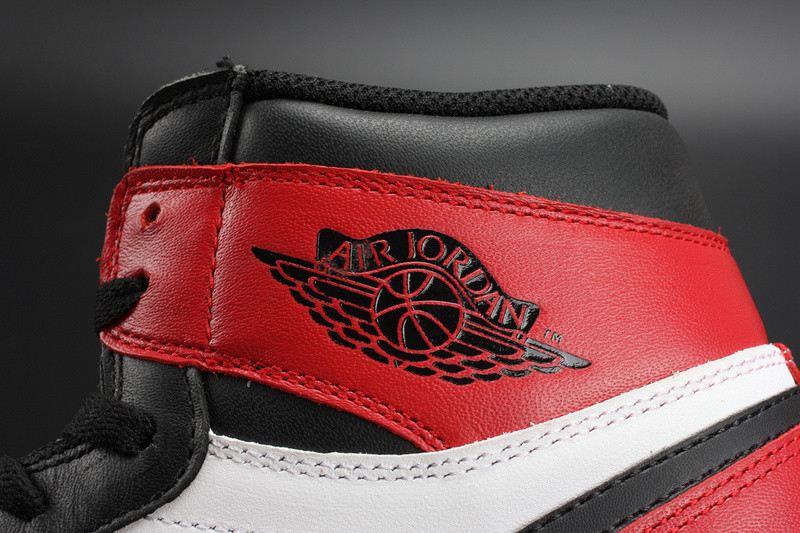 Air Jordan 1 Retro Black Toe 555088-125