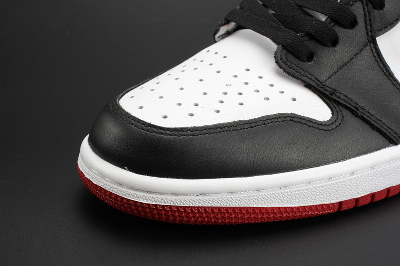 Air Jordan 1 Retro Black Toe 555088-125