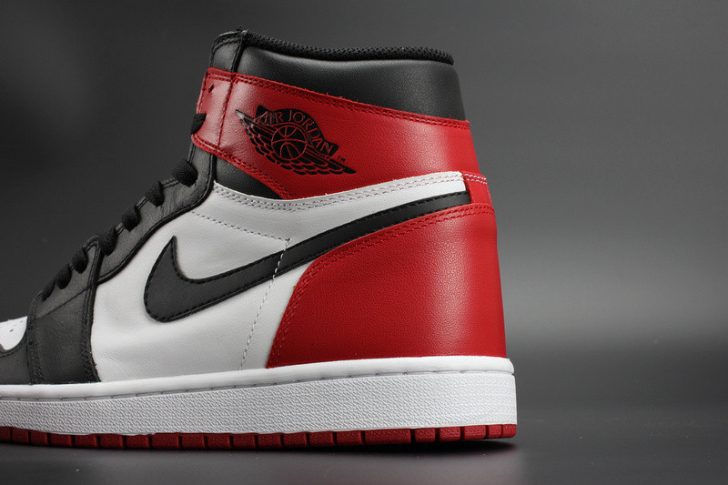 Air Jordan 1 Retro Black Toe 555088-125