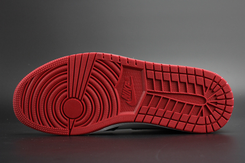 Air Jordan 1 Retro Black Toe 555088-125