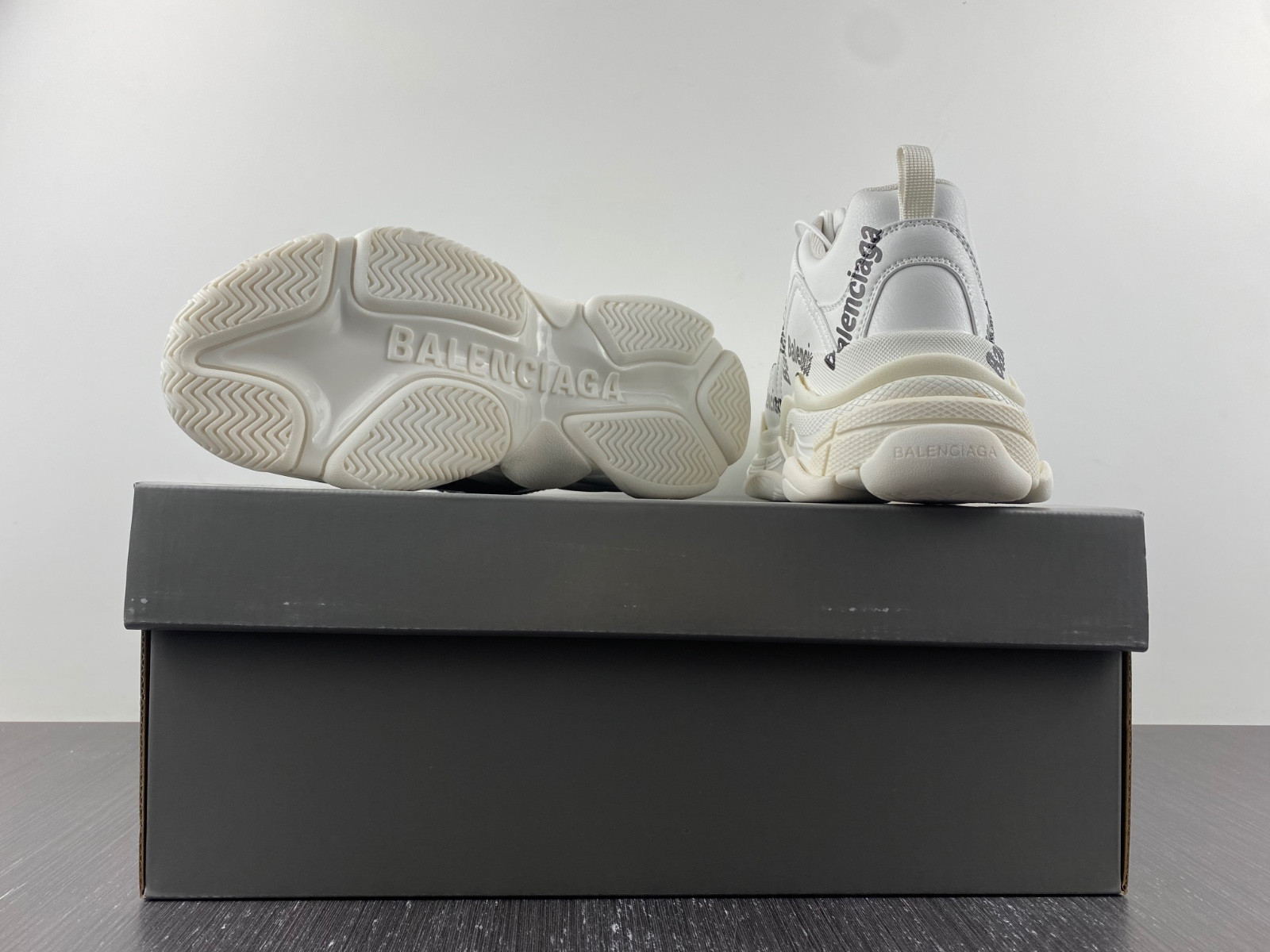 Ba*len*cia*ga triple s  524039 w2fa8 9010