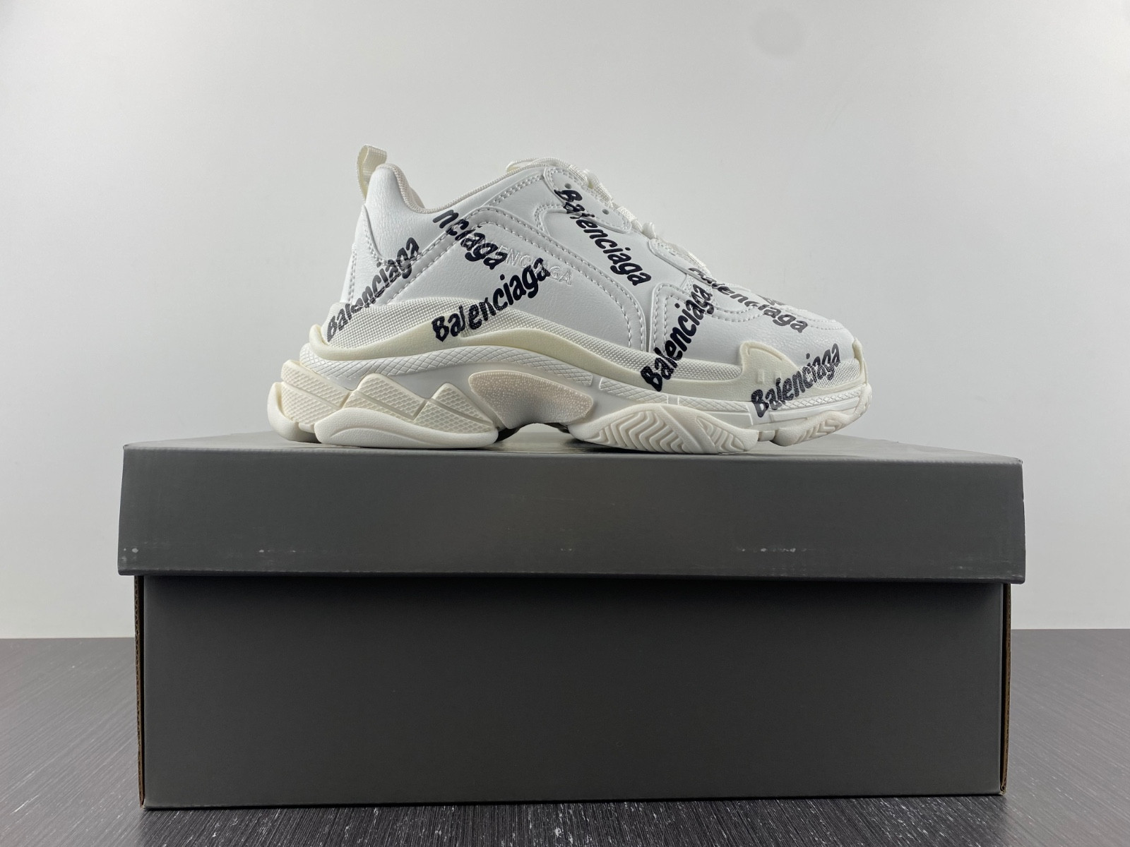 Ba*len*cia*ga triple s  524039 w2fa8 9010