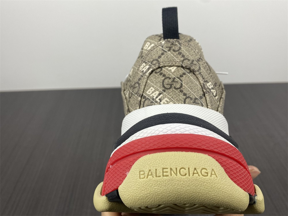 Ba*len*cia*ga triple s x gc