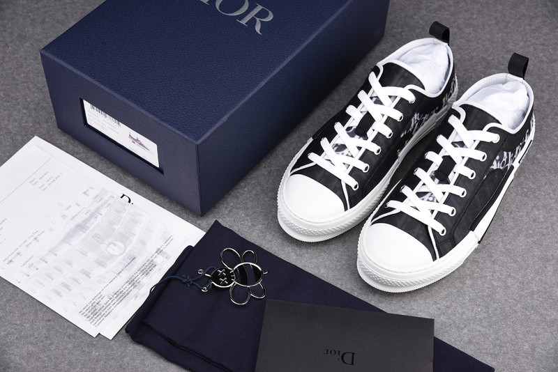 DR B23 Low Top Sneaker