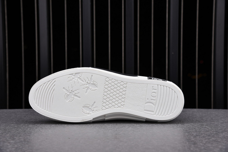 DR B23 Low Top Sneaker