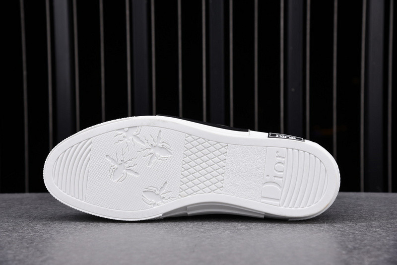 DR B23 Low Top Sneaker