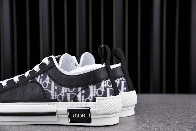DR B23 Low Top Sneaker