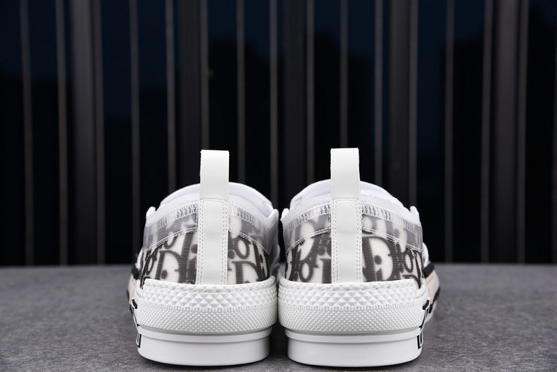 DR B23 Low Top Sneaker