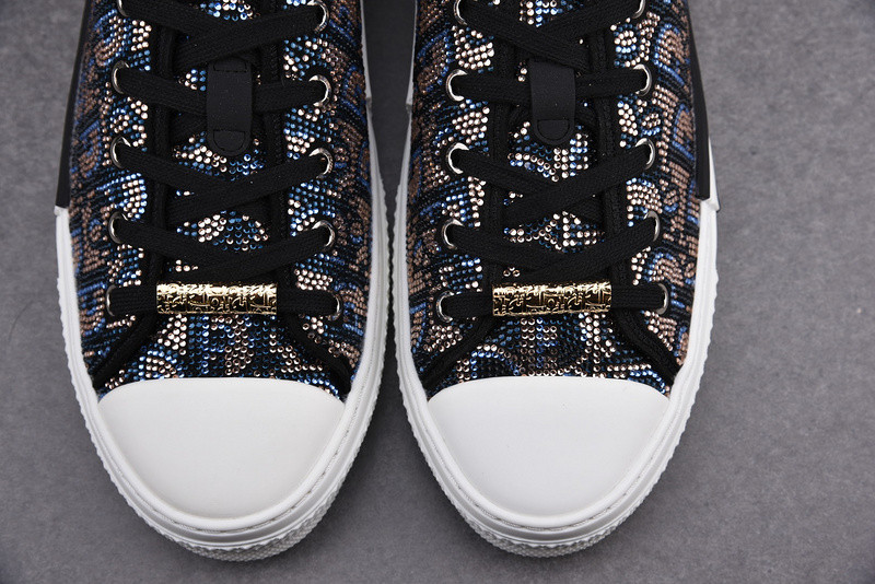 DR B23 Low Top Sneaker