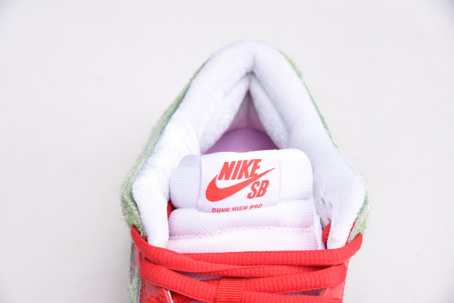 Nike SB Dunk Low “Strawberry Cough” CW7093-601