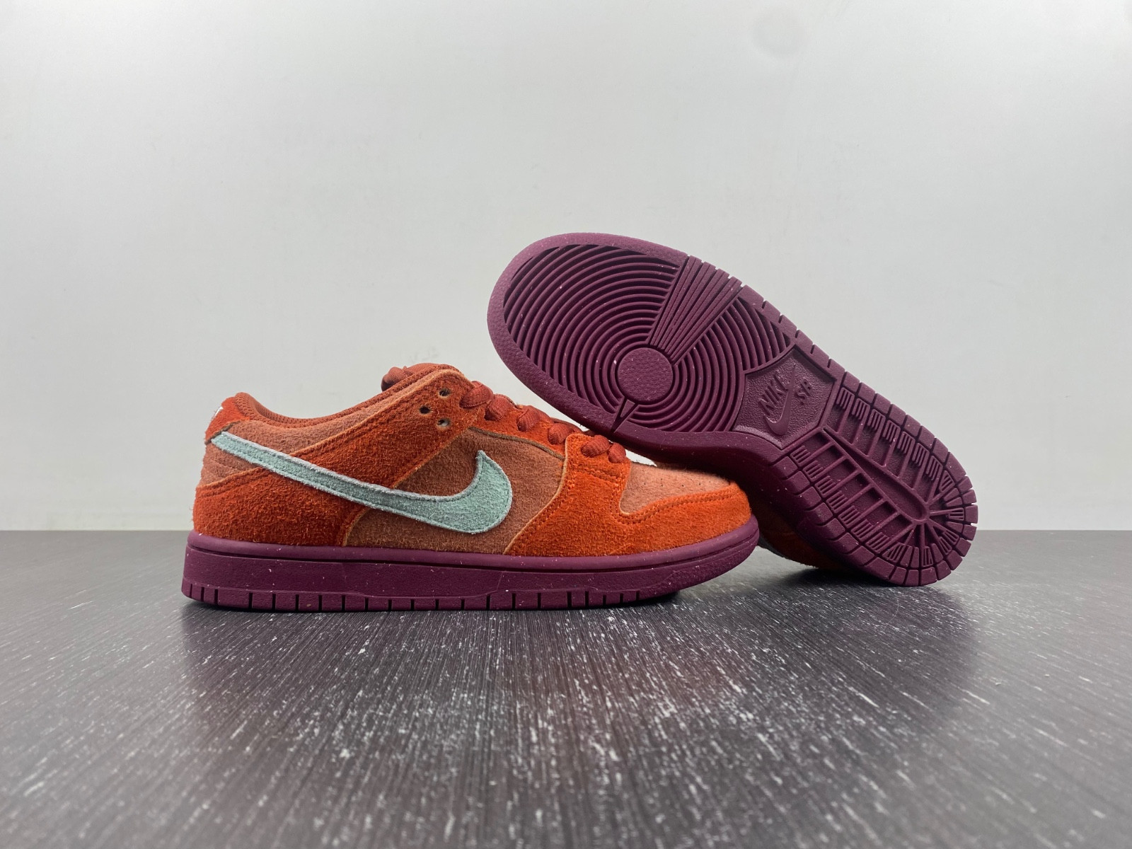 Nike SB Dunk Low “Mystic Red” DV5429-601