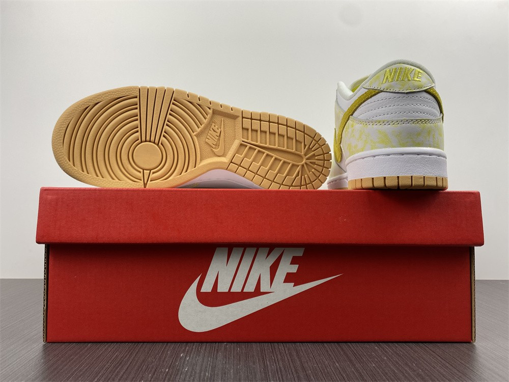 Nike Dunk Low WMNS “Yellow Strike” DM9467-700