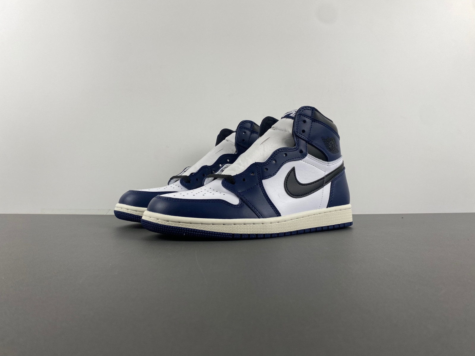 Air Jordan 1 High OG “Midnight Navy” DZ5485-401