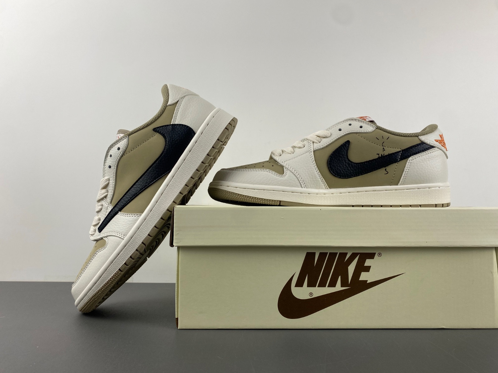 Travis Scott x Air Jordan 1 DZ137-701