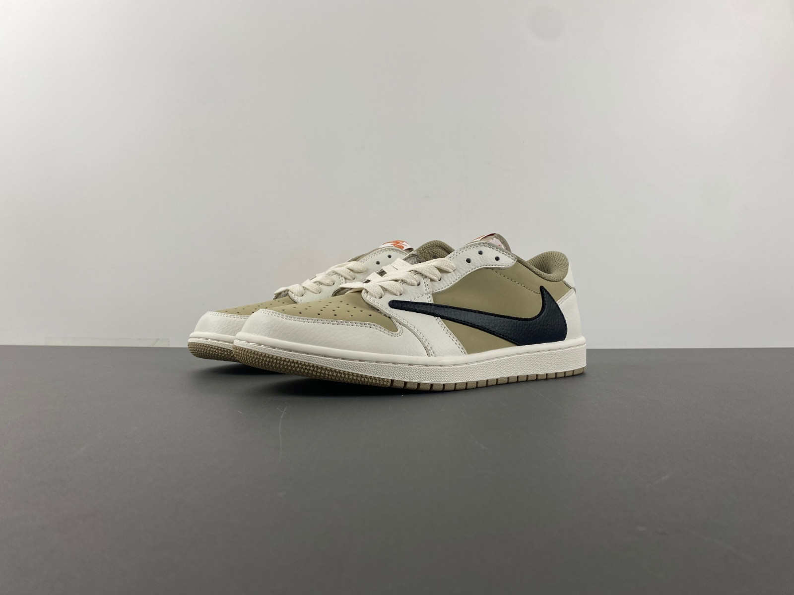 Travis Scott x Air Jordan 1 DZ137-701