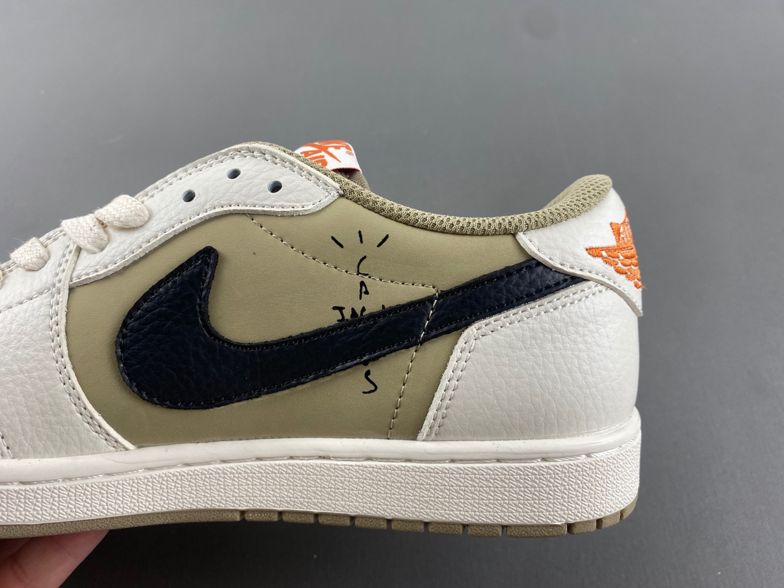 Travis Scott x Air Jordan 1 DZ137-701