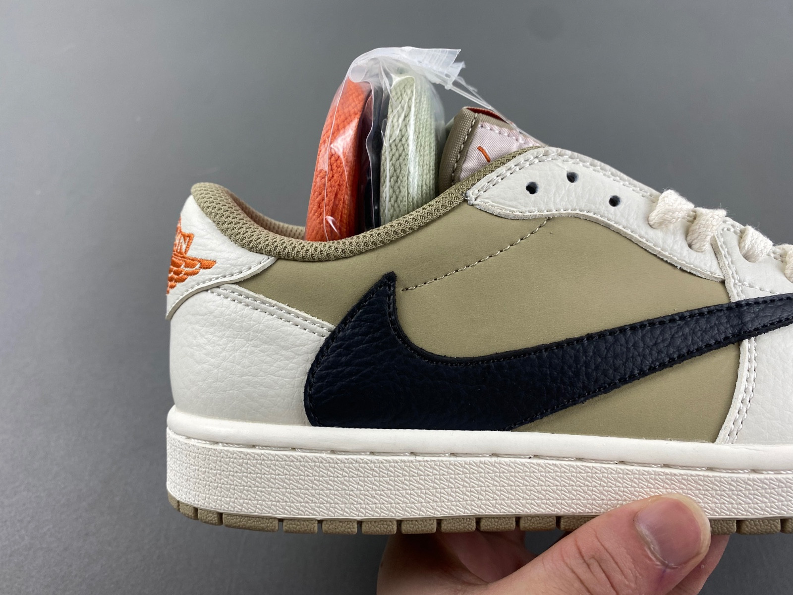 Travis Scott x Air Jordan 1 DZ137-701