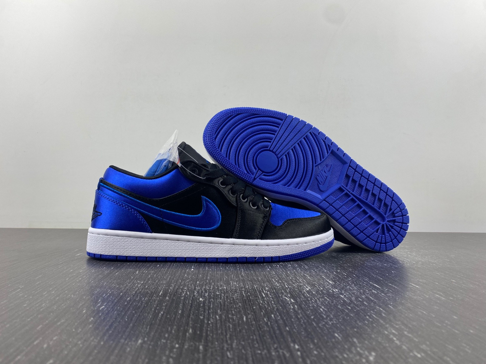 Air Jordan 1 Low OG “Satin Royal” 921193-007-01