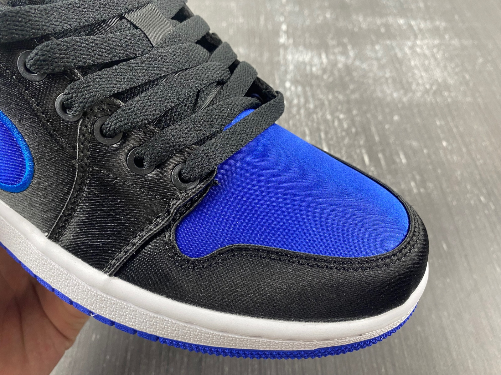 Air Jordan 1 Low OG “Satin Royal” 921193-007-01