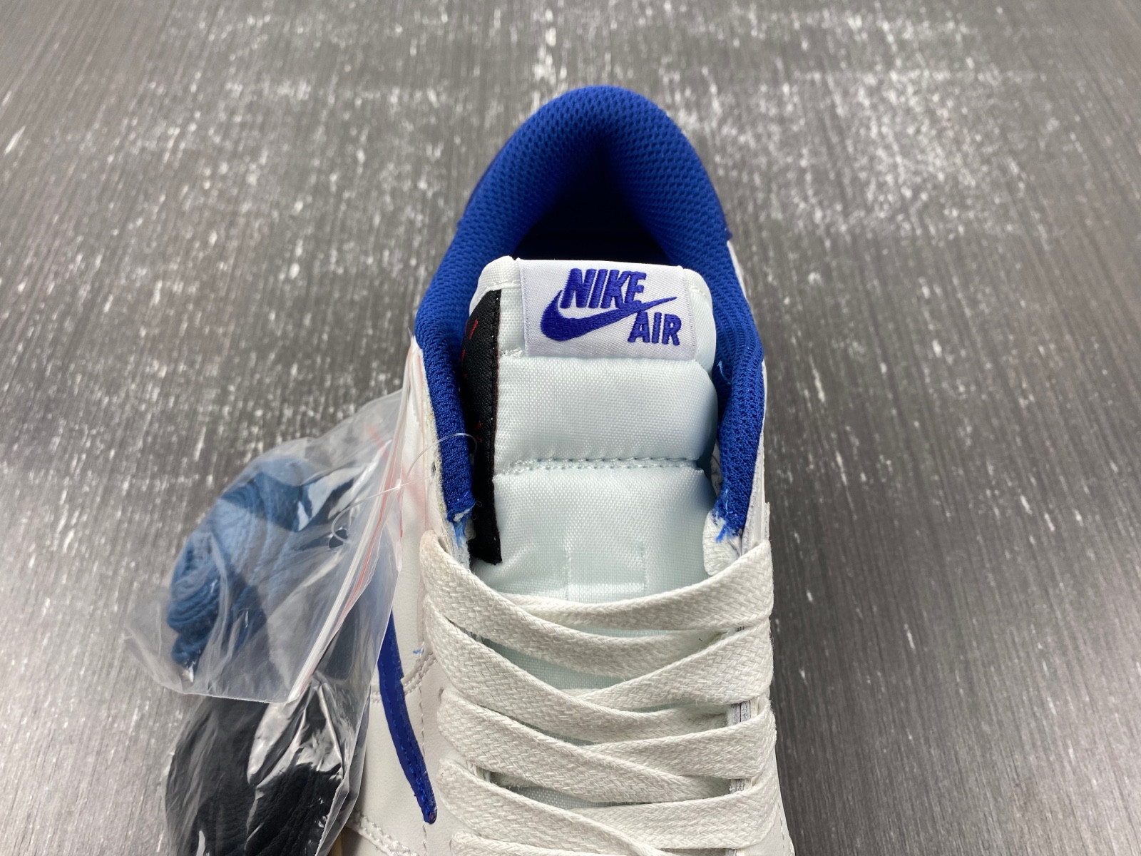 OFF-WHITE x Travis Scott x Air Jordan 1 DM7890-111