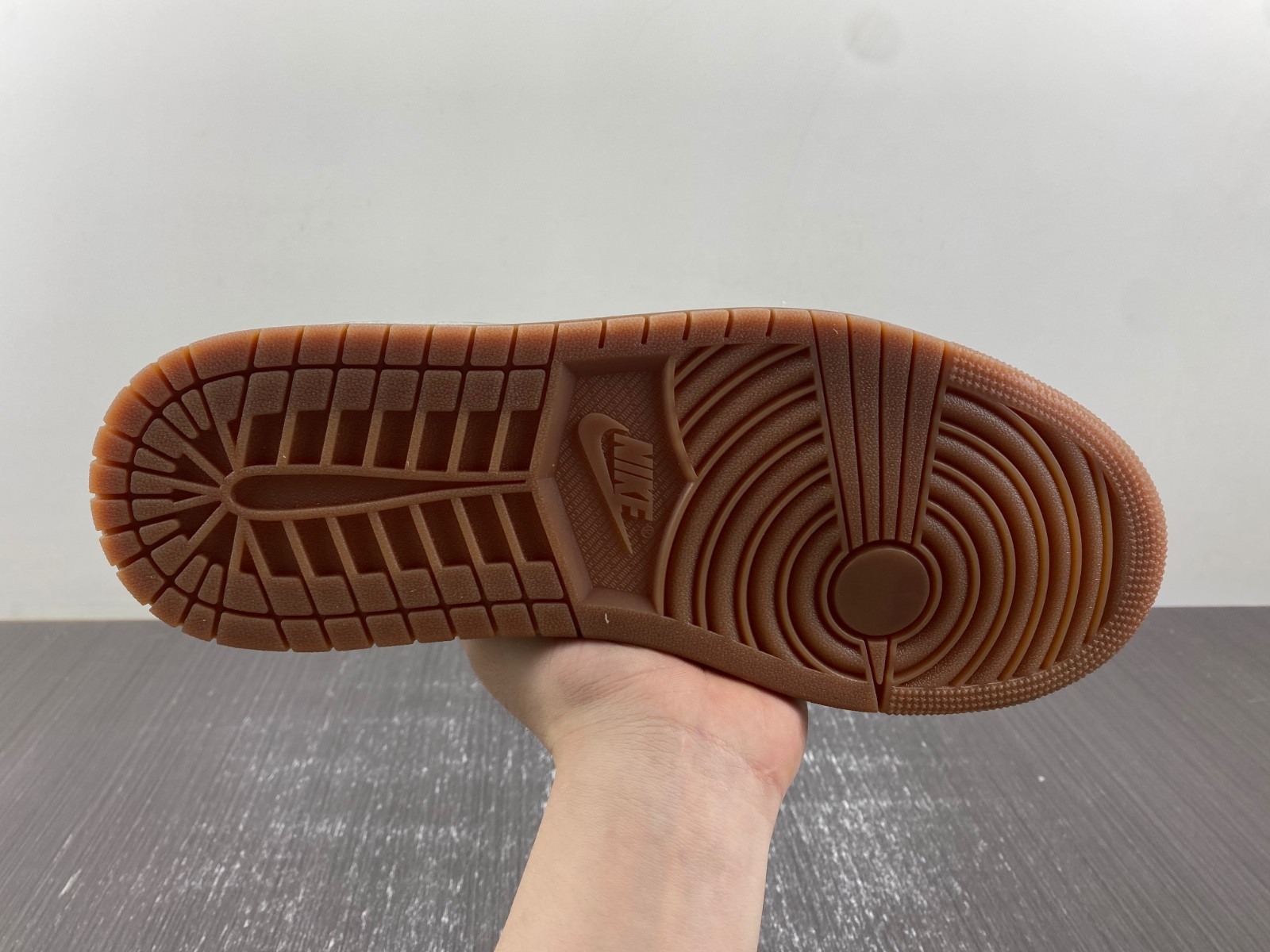 Travis Scott x Air Jordan 1 DZ4137-700