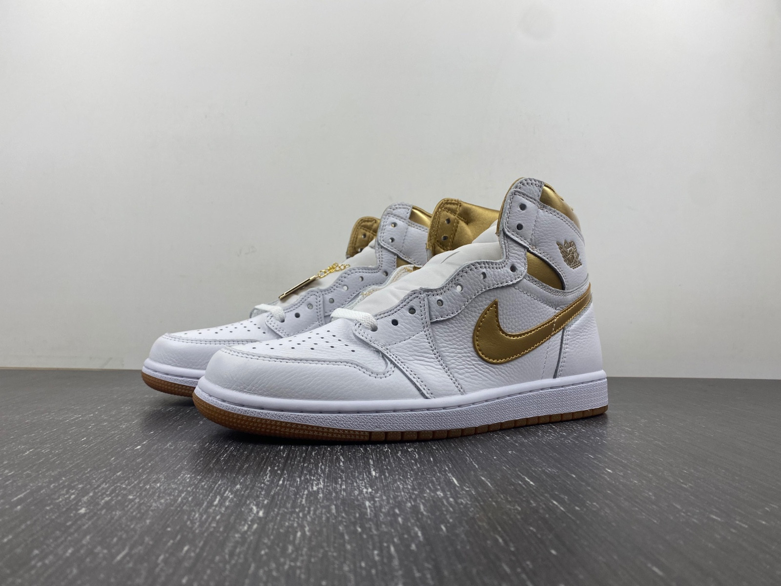 Air Jordan 1 High OG WMNS “Metallic Gold” FD2596-107