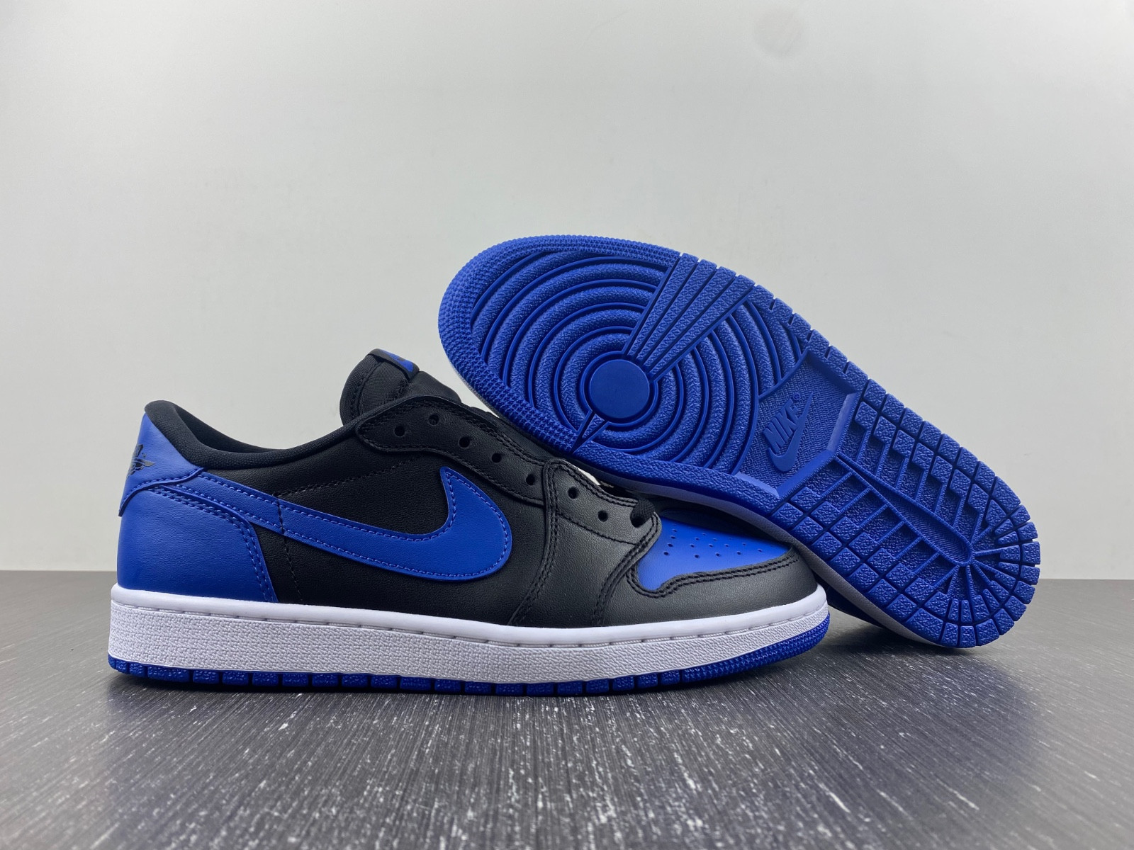 Jordan 1 Retro Low Royal (2015)  705329-004