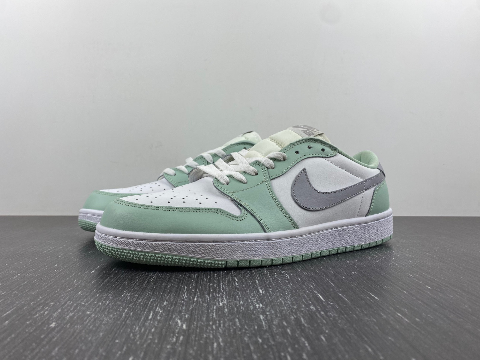 Jordan 1 Retro Low CZ0796-100