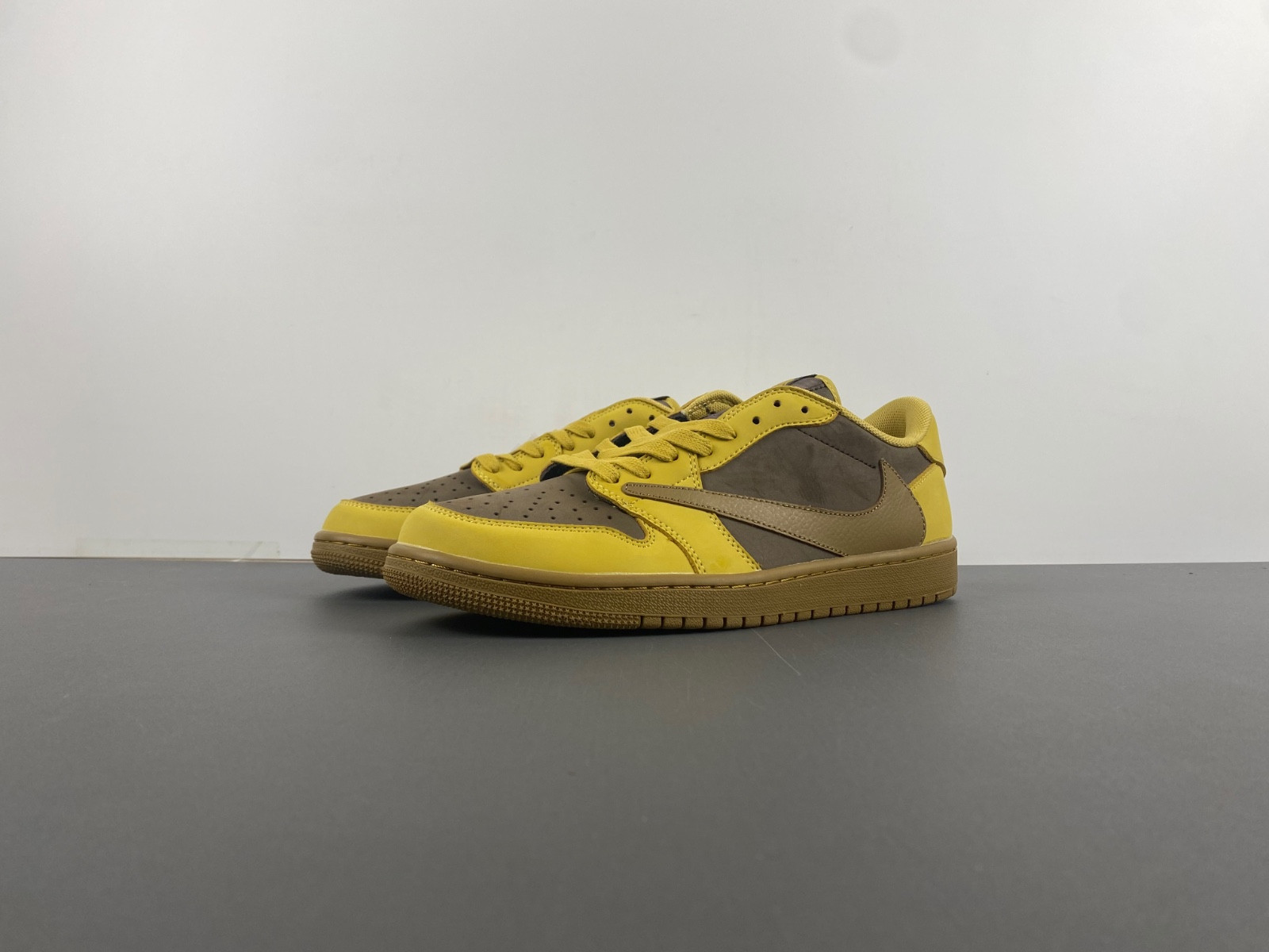 Travis Scott x Air Jordan 1 low DM7866-665