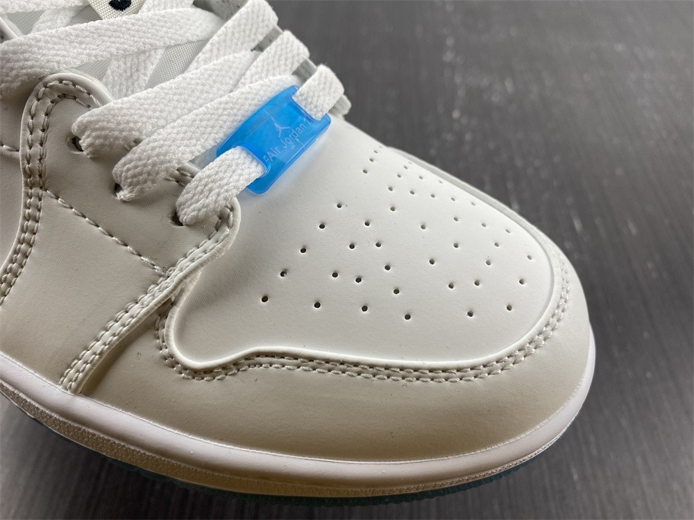 Air Jordan 1 Low AJ0819