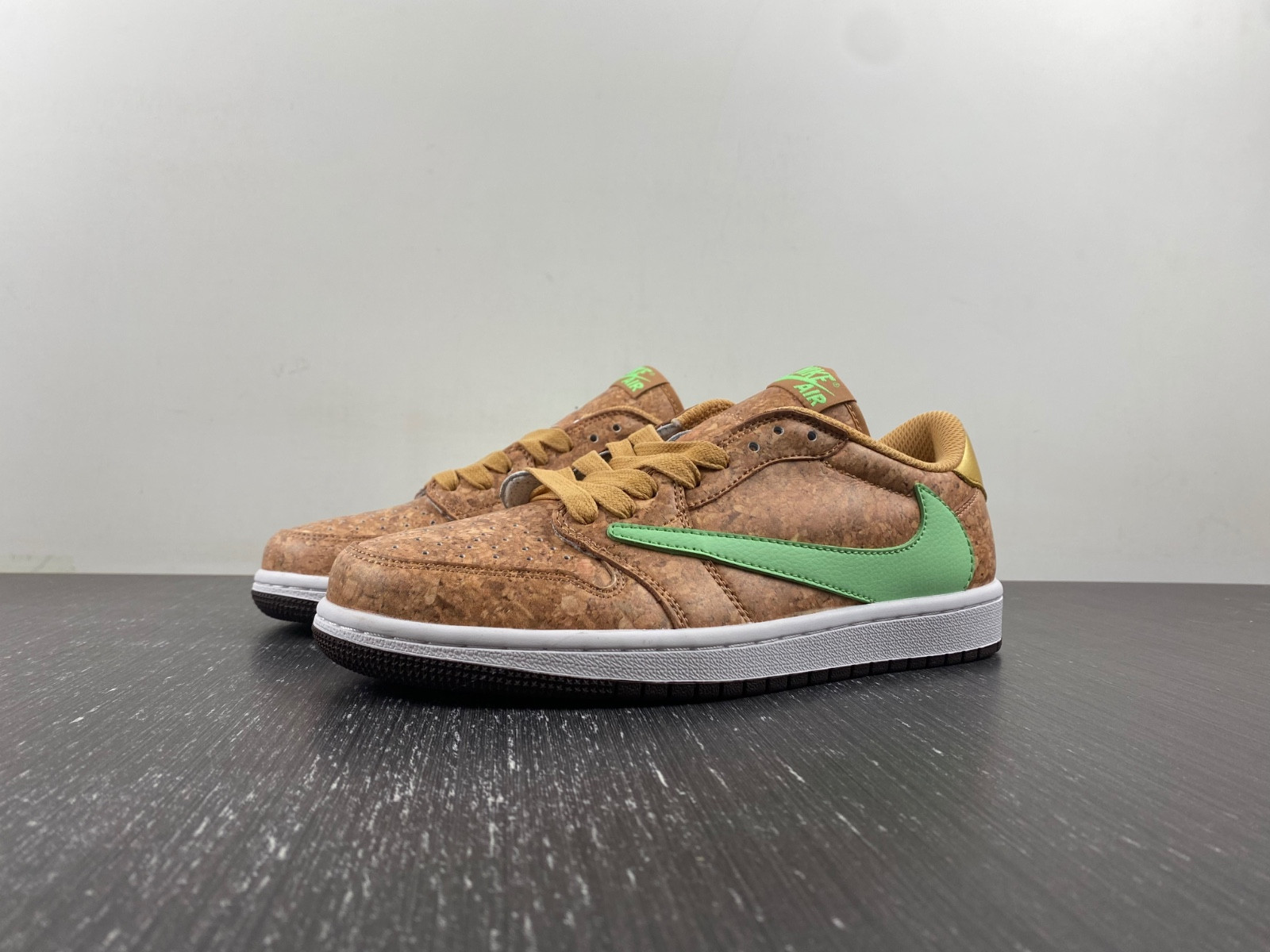 Travis Scott x Air Jordan 1 Low DM7866-922