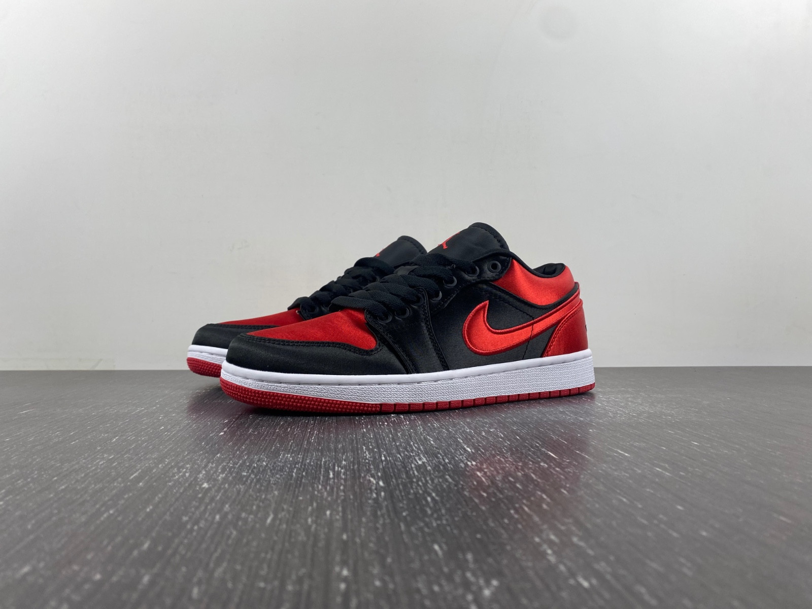 Air Jordan 1 Low OG WMNS “Satin Bred” FD4810-061-01