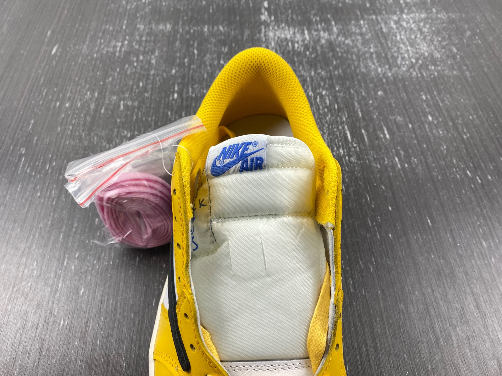 Travis Scott x Air Jordan 1 DZ4137-700