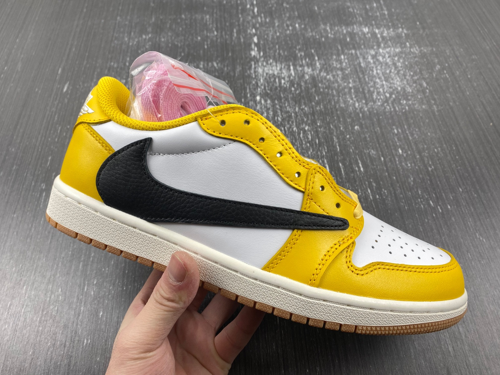 Travis Scott x Air Jordan 1 DZ4137-700