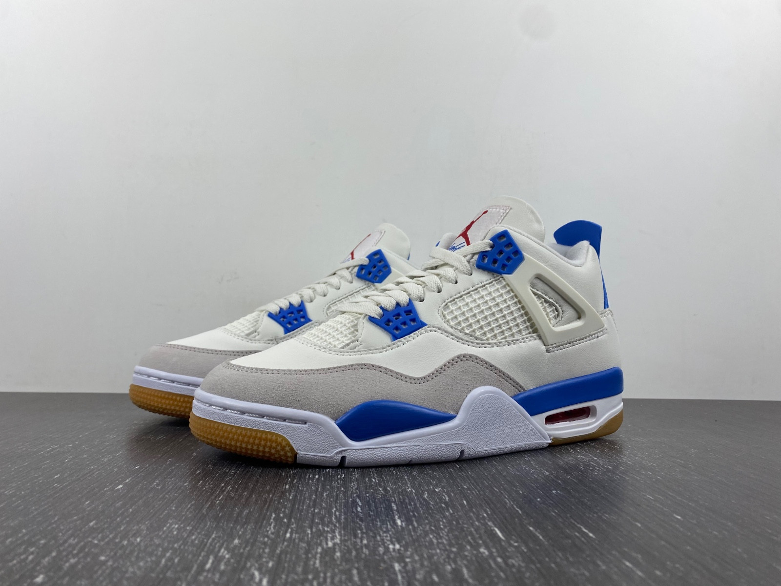 SB x Jordan 4 “Sapphire DR5415-104