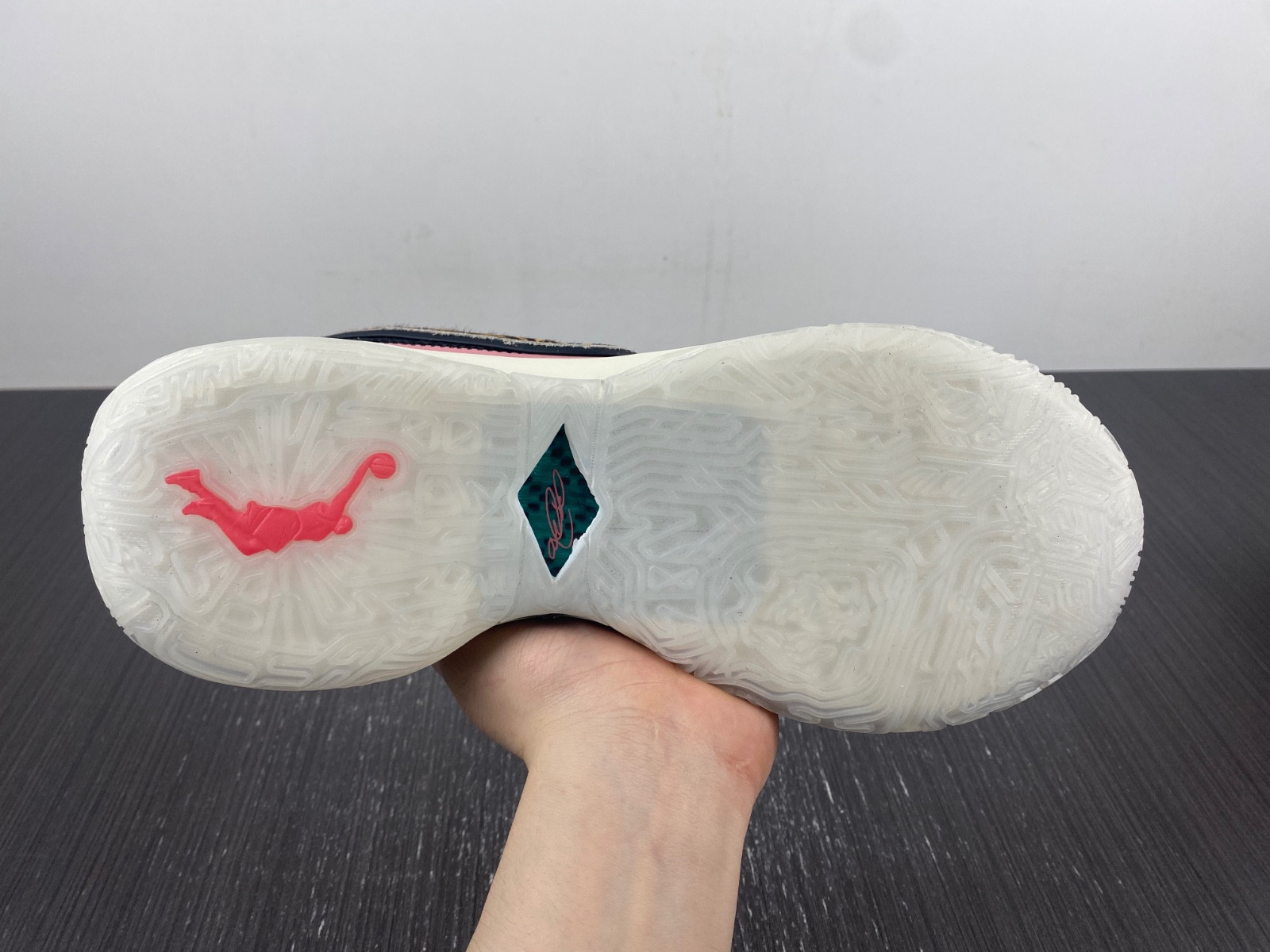 Nike LeBron 20 DQ3827-900