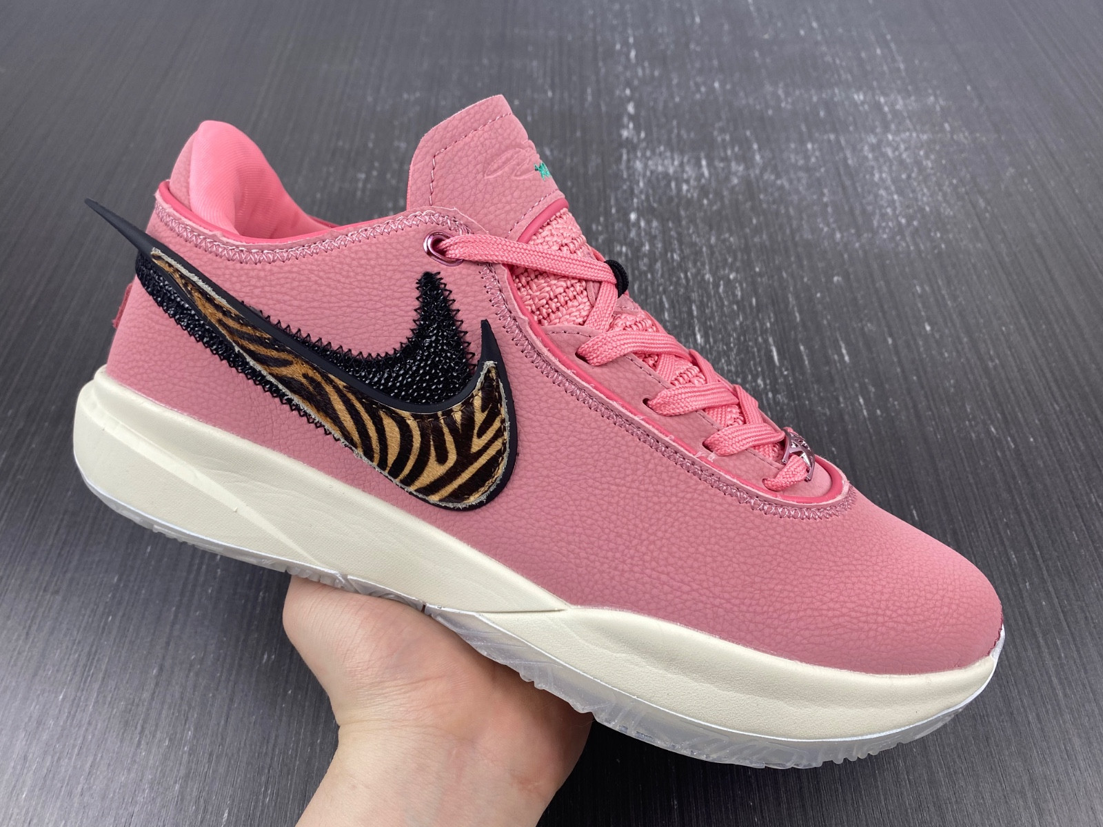 Nike LeBron 20 DQ3827-900