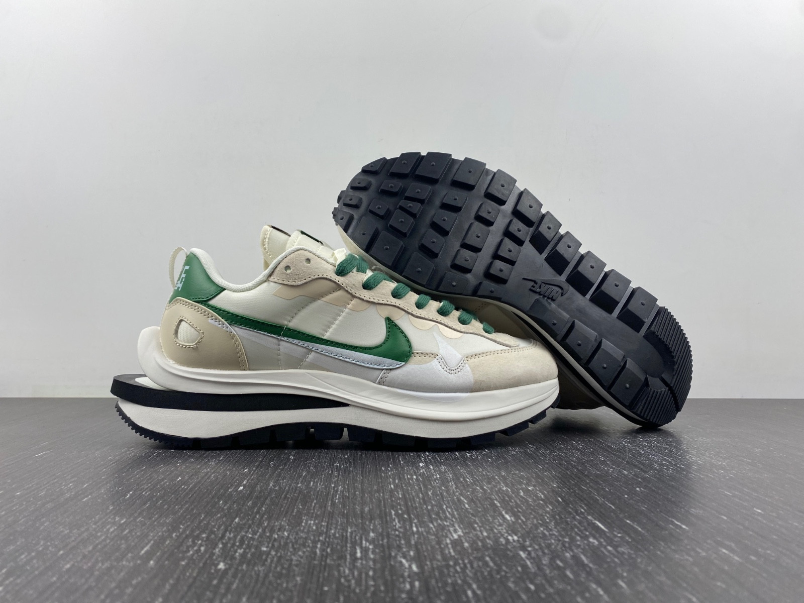 Sacai x Nike DD1875-102